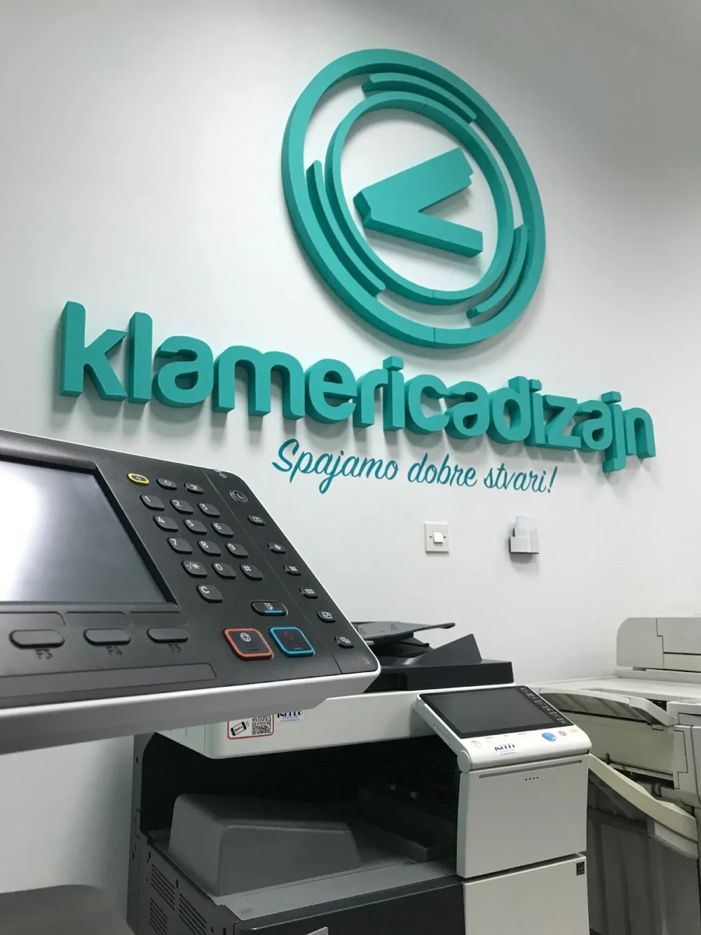 Klamerica dizajn - kopiraona i gift shop